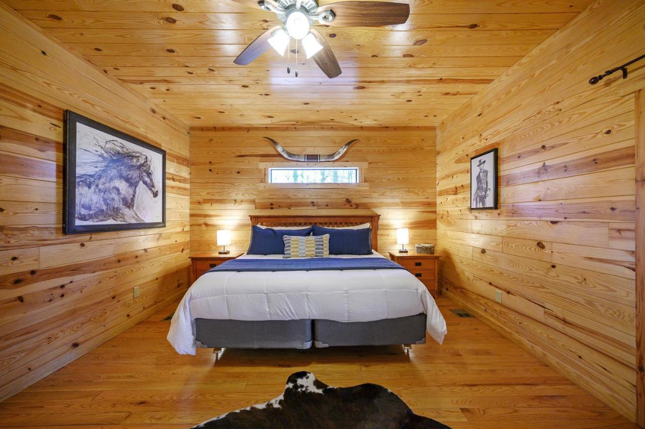 The Eastwood Spacious Retreat With 4 King En-Suites - Hot Tub - Pet-Friendly - Cozy Fire Pit - Prime Location - Multi-Family Broken Bow Exterior foto