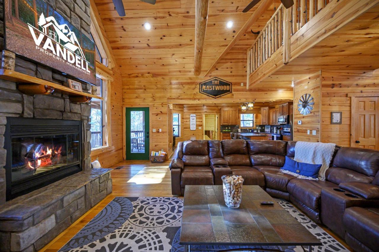 The Eastwood Spacious Retreat With 4 King En-Suites - Hot Tub - Pet-Friendly - Cozy Fire Pit - Prime Location - Multi-Family Broken Bow Exterior foto